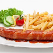 Currywurst mit Pommes frites in Omas Küche